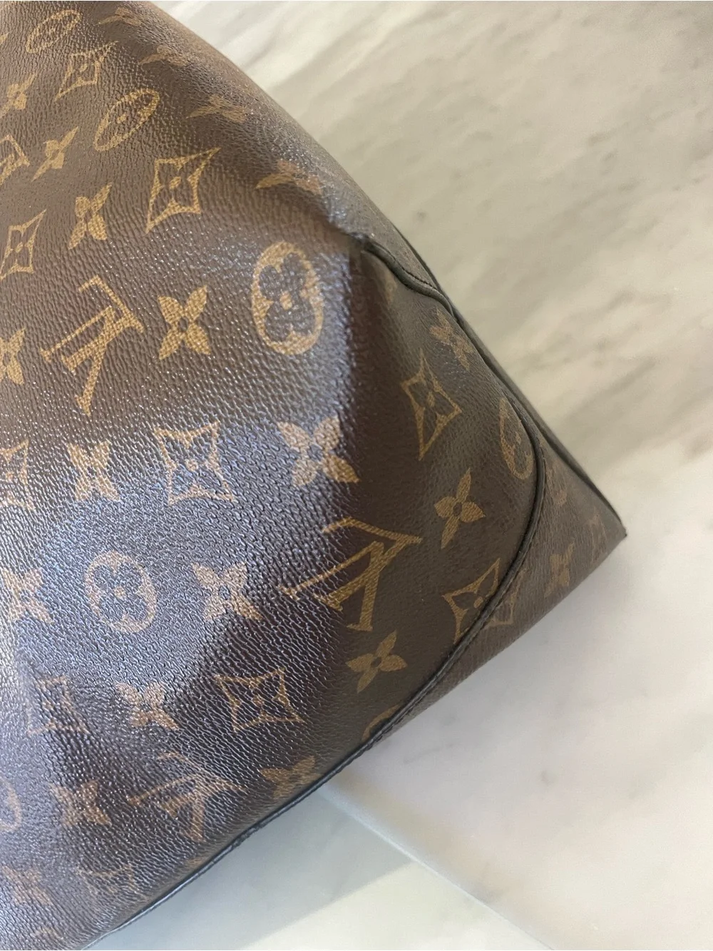 🪷authentic Louis Vuitton flower hobo with lock and key.